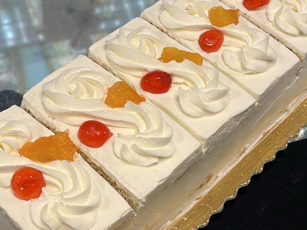 Fatia de bolo de cereja e abacaxi