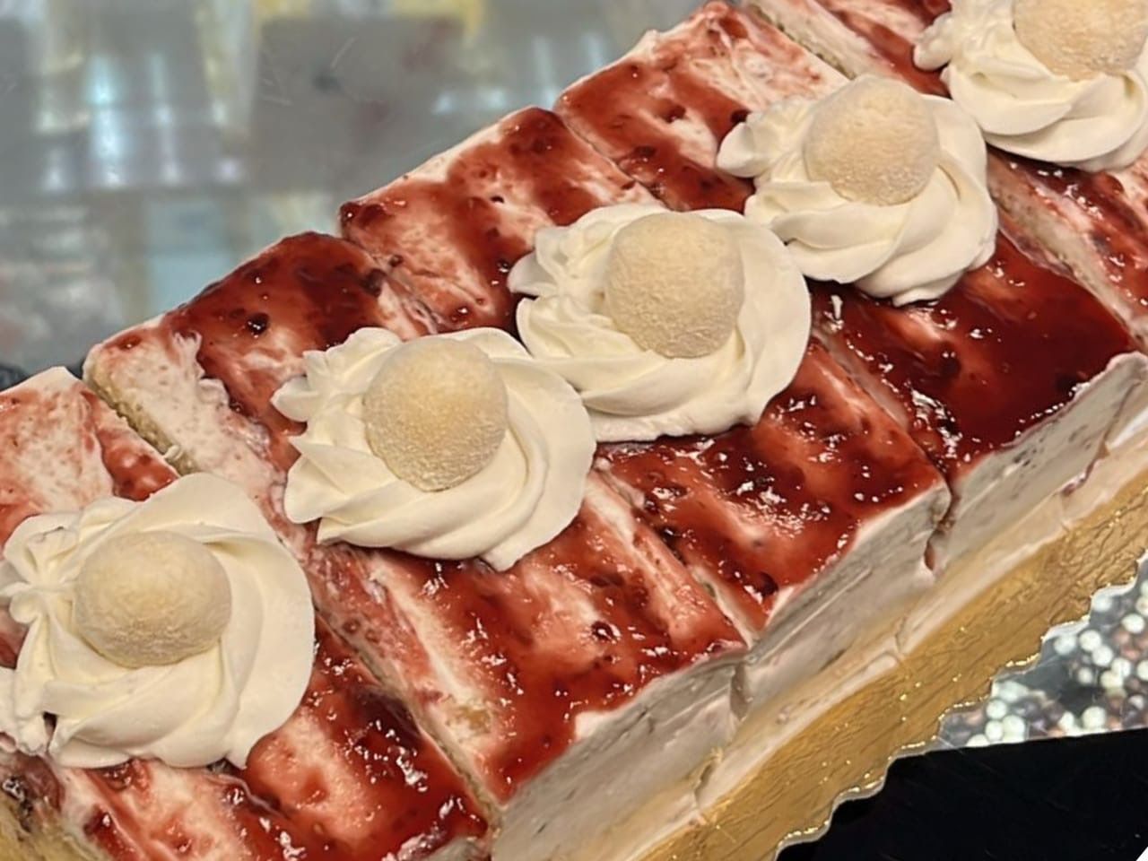 Fatia de bolo de frutos vermelhos