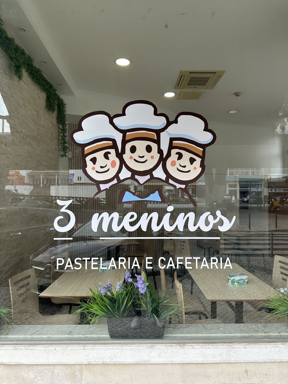 Montra da Pastelaria 3 Meninos com os três meninos pintados no vidro