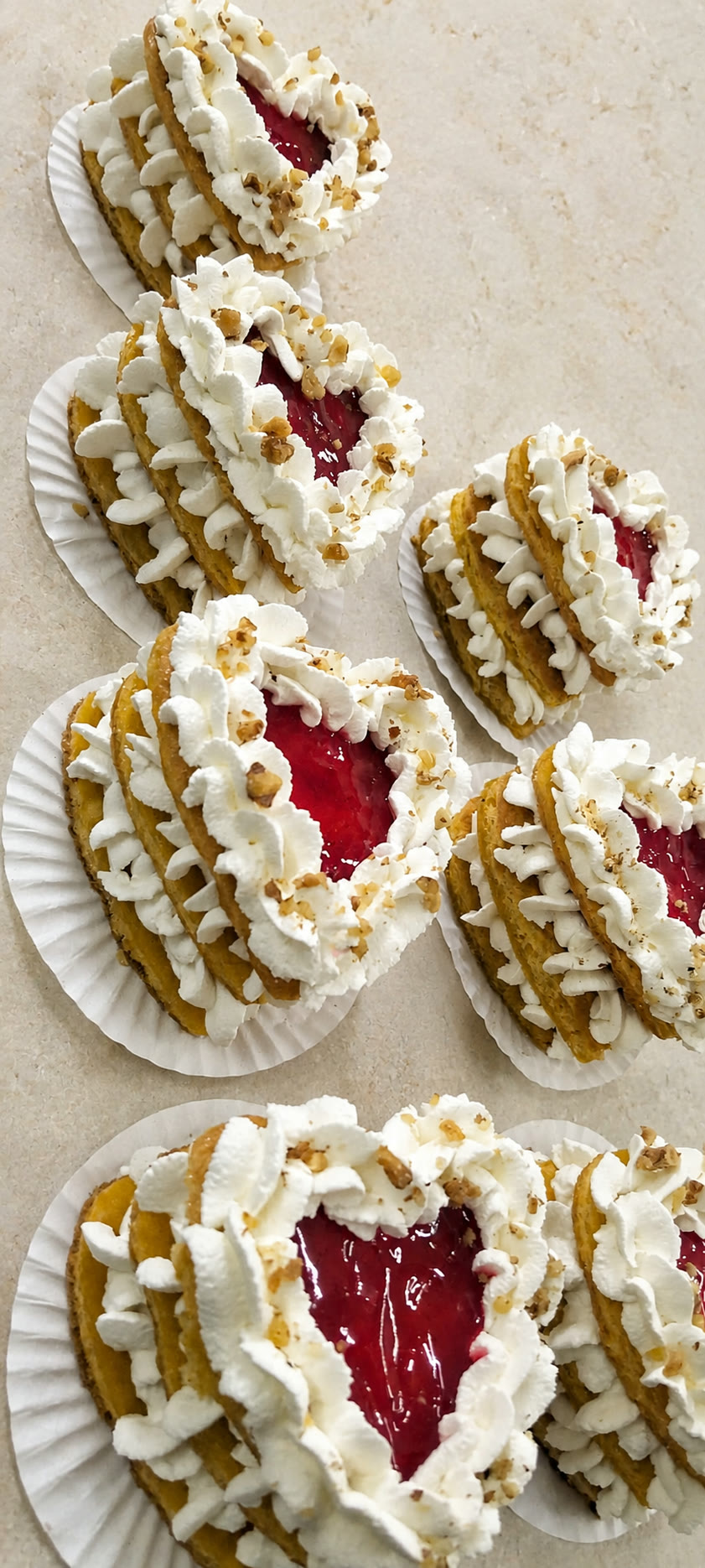 Mini bolos em forma de coração com creme e recheio de fruta