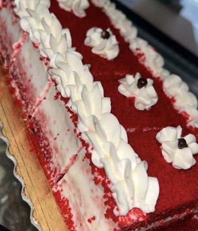 Bolo red velvet decorado com rosetas de chantilly