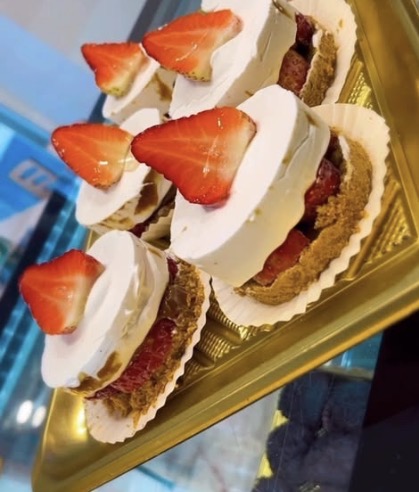 Tarteletes de morango com chantilly em bandeja dourada